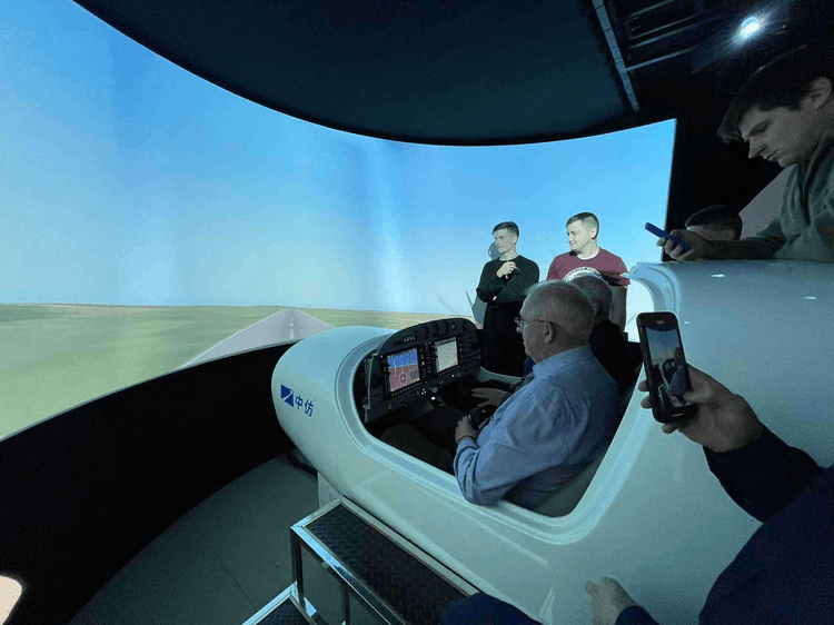 中仿飞行模拟器成为国内外航校新助力